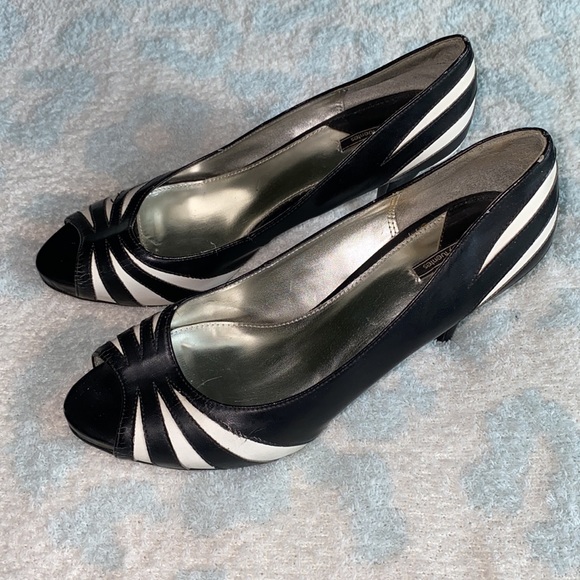Daisy Fuentes Black and White Peep Toe Heels. - Picture 3 of 3
